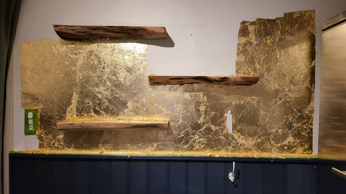DIY PROJECT -  Bladmetaal GOUD - keukenmuur - incl. Houten planken.
