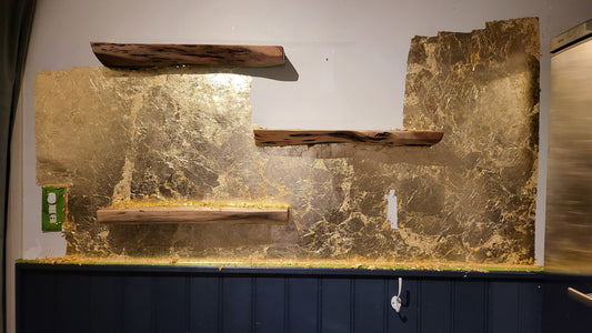 DIY PROJECT -  Bladmetaal GOUD - keukenmuur - incl. Houten planken.